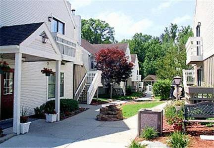 Gatehouse Suites Ист-Лансинг Экстерьер фото